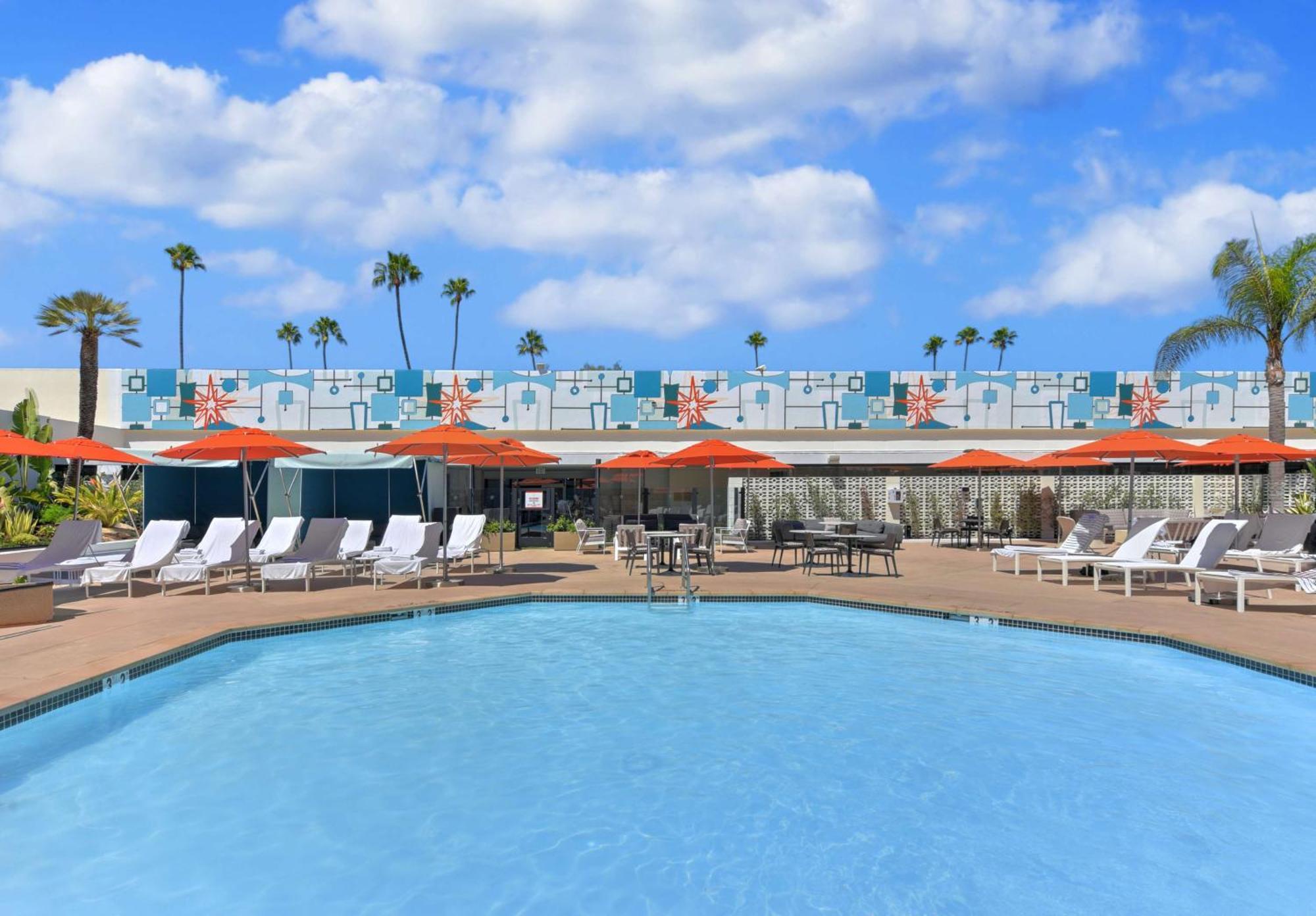 The Beverly Hilton Los Angeles Exterior photo