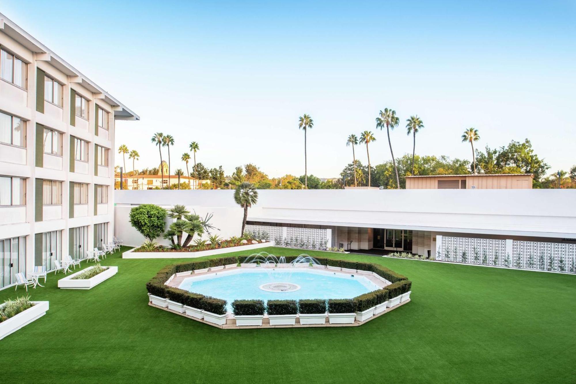 The Beverly Hilton Los Angeles Exterior photo