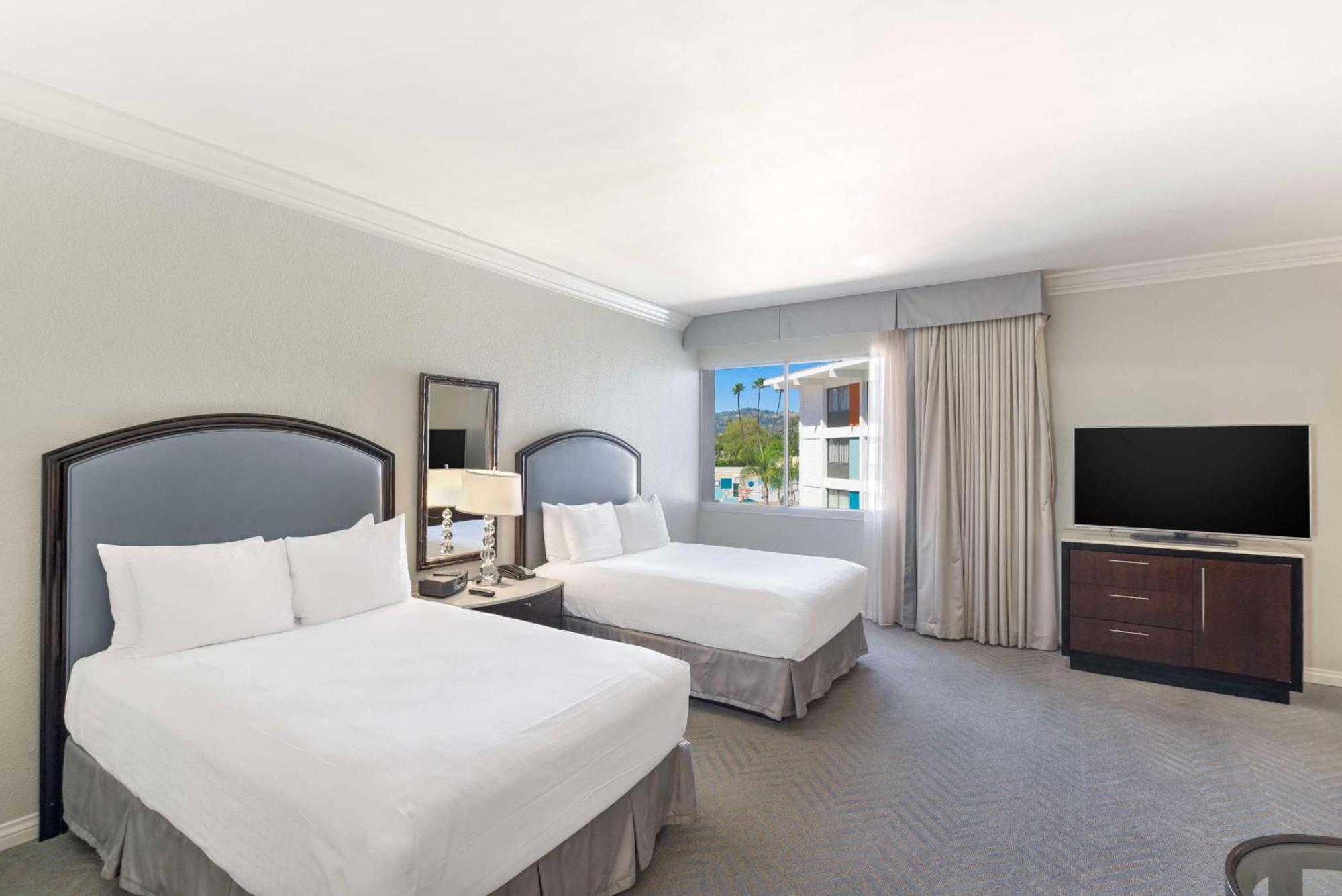 The Beverly Hilton Los Angeles Exterior photo