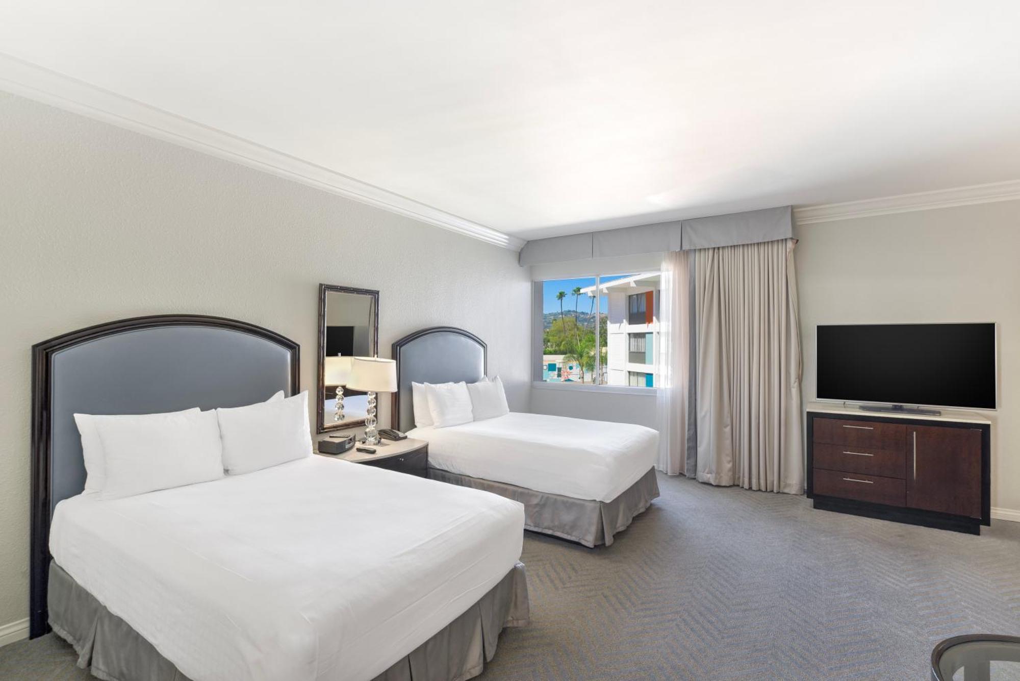 The Beverly Hilton Los Angeles Exterior photo